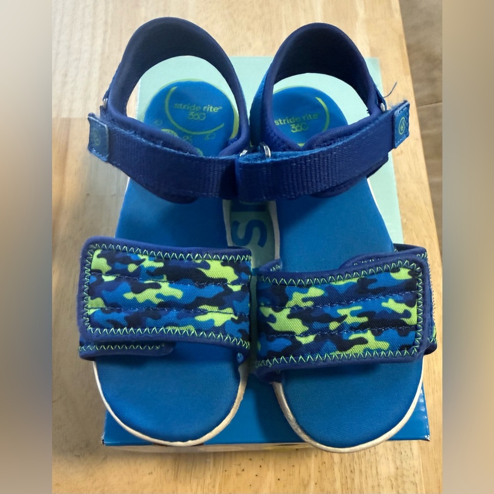 Stride Rite kids Blue and Neon Green Camo light up Sandals - size 12